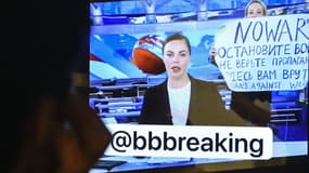 Une femme apparaît derrière une présentatrice pendant le journal télévisé de la plus importante chaîne de Russie avec une pancarte sur laquelle est écrit "Non à la guerre. Ne croyez pas la propagande. On vous ment, ici", le 14 mars 2022