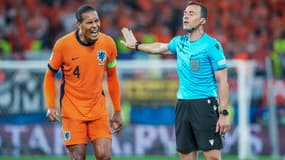 Le Néerlandais Virgil Van Dijk avec l'arbitre Felix Zwayer lors de la demi-finale de l'Euro contre l'Angleterre, le 10 juillet 2024