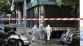 Les enquêteurs à Thessalonique après l'explosion d'une bombe le 3 mai 2025