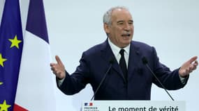 Le Premier français François Bayrou prononce un discours pour dévoiler les principales orientations du budget 2026 de la France, un casse-tête financier et politique puisqu'il prévoit un important resserrement de 40 milliards d'économies, en plus d'une augmentation du budget militaire, à Paris le 15 juillet 2025.