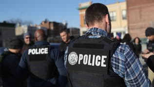 Des agents de l'Immigration and Customs Enforcement (ICE) des États-Unis le 11 avril 2018 dans le quartier de Brooklyn à New York (photo d'illustration).