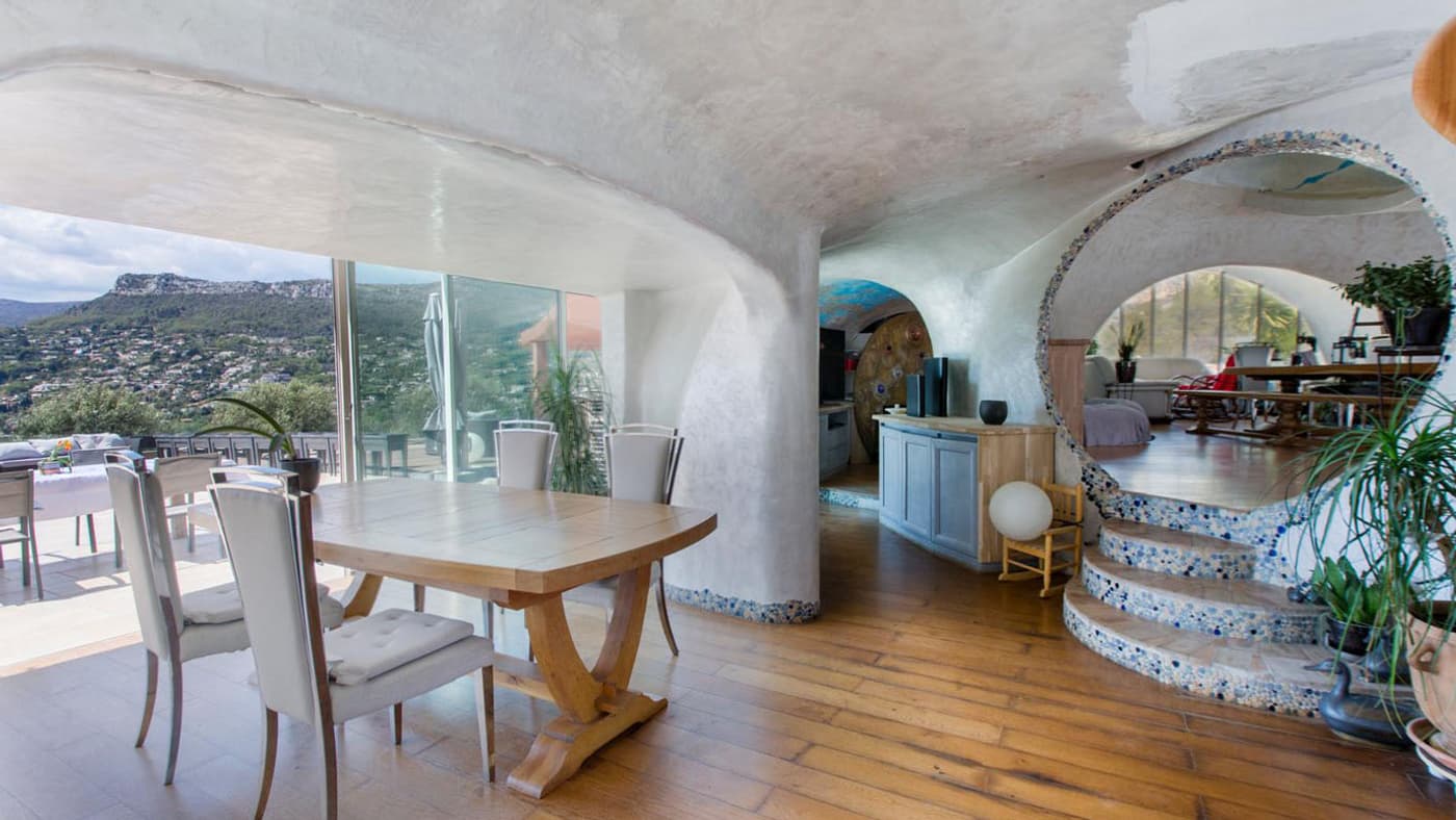 La maison-bulle est construite en voile de béton appliqué à la pompe sur une armature d’acier.