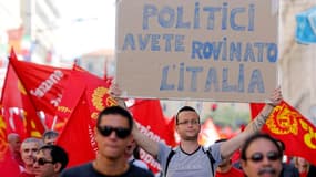 Des milliers de personnes ont manifesté samedi à Rome contre la politique d'austérité et le taux de chômage élevé en Italie, enjoignant au gouvernement de coalition d'Enrico Letta de se concentrer sur la création d'emplois pour sortir la deuxième économie