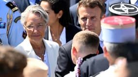 La Première ministre Elisabeth Borne et le président Emmanuel Macron saluent les participants au défilé, le 14 juillet 2022 à Paris 