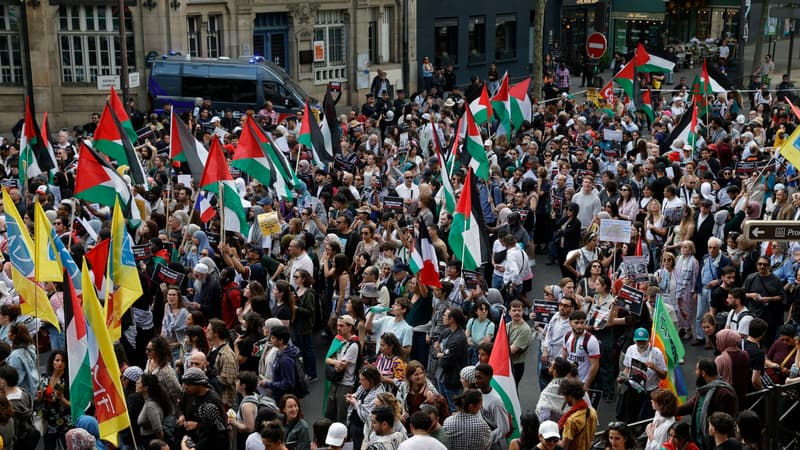 Des manifestants brandissent des drapeaux palestiniens lors d'un rassemblement contre l'islamophobie à Paris, le 11 mai 2025. Diverses organisations et personnalités publiques ont appelé à une marche à Paris le 11 mai 2025 pour condamner « la montée de l'islamophobie en France » et rendre hommage à Aboubakar Cissé, un jeune homme tué dans une mosquée du Gard le 25 avril.