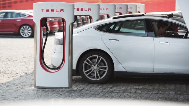 Le constructeur a annoncé la nouvelle lors de l'inauguration de deux succursales à Aix-en-Provence et d'une station de quatre Superchargeurs qui redonnent une autonomie de 250 km en seulement 20 minutes.
