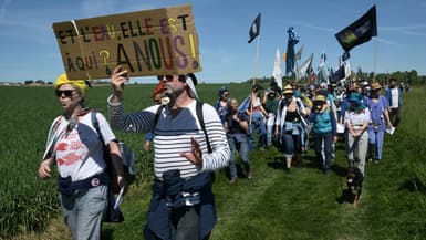 Des manifestants contre le projet de construction de deux mégabassines à Billom, dans le Puy-de-Dôme, le 11 mai 2024