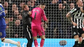 Un fan de Chelsea entre sur le terrain pour s’en prendre au gardien de Newcastle lors du quart de finale de League Cup (1-1, 4 t.a.b. 2), le 19 décembre 2023