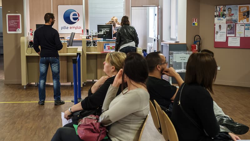 Des demandeurs d'emplois patientent dans une agence Pôle Emploi (photo d'illustration).