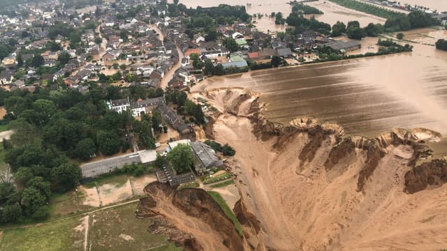 EN IMAGES - Plusieurs personnes portées disparues après un impressionnant glissement de terrain en Allemagne