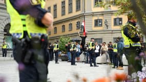 Un manifestant devant le parlement suédois le 31 juillet 2023