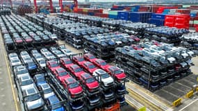 Des voitures électriques BYD en attente d'être chargées sur un navire sont empilées au terminal international à conteneurs du port de Taicang, dans le port de Suzhou, dans la province orientale du Jiangsu en Chine.