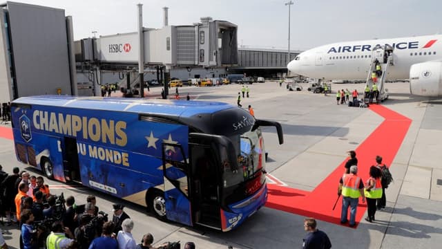 Alexandre Benalla était présent sur le tarmac de Roissy lundi à l'arrivée des Bleus