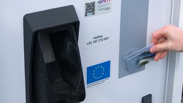 Cette carte BMW Charging permet d’accéder à 90% des bornes de recharge publiques. BMW promet alors une recharge de 100 kilomètres en 10 minutes. Lors de notre essai, l'autonomie de notre batterie est passée de 67 à 81% de charge en 9 minutes sur une borne Ionity. Cette carte BMW Charging permet d’accéder à 90% des bornes de recharge publiques. BMW promet alors une recharge de 100 kilomètres en 10 minutes. Lors de notre essai, l'autonomie de notre batterie est passée de 67 à 81% de charge en 9 minutes sur une borne Ionity.