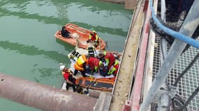 Les sapeurs-pompiers ont dégagé la victime avec l'aide du personnel du chantier.