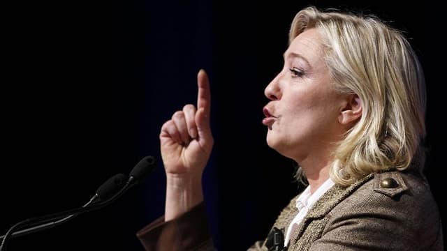 Marine Le Pen et son équipe de campagne ont décidé d'adopter une stratégie offensive pour empêcher le président sortant Nicolas Sarkozy de s'emparer des thèmes de prédilection du Front national comme il l'avait fait lors de la présidentielle de 2007. La c