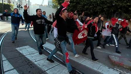 Manifestants tentant de gagner les bureaux du Premier ministre à Tunis. Alors que la foule continue de demander le départ du gouvernement de transition en raison de la trop grande proximité de certains de ses membres avec le régime déchu, le chef d'état-m