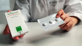 Une infirmière montre "la pilule abortive" RU486 à l'hôpital de Broussais, le 25 october 2000. 