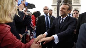 Emmanuel Macron, pendant son bain de foule près de l'Arc de Triomphe, dimanche 14 mai.