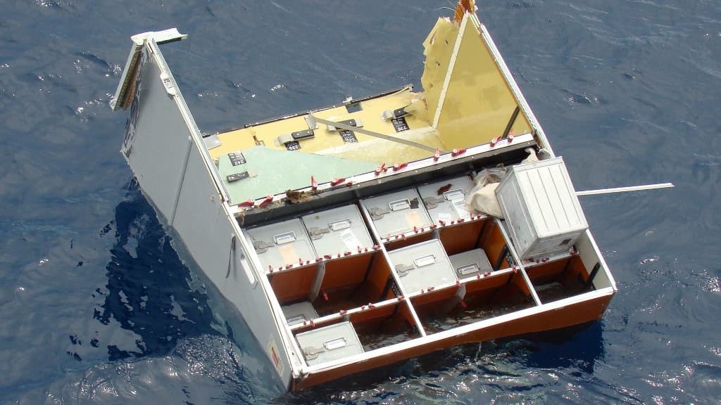 Les premiers débris de l’A330 ont été retrouvés cinq jours après le crash, le 6 juin 2009, mais il a fallu attendre près de deux ans avant de localiser l’épave, à 3900 mètres de profondeur.
