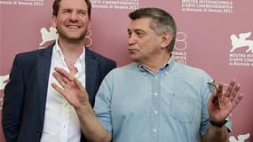 Le réalisateur Alexander Sokurov (à droite) aux côtés de l'acteur Johannes Zeiler, lors d'une sénace photo pour la présentation de son film "Faust" à Venise. Son oeuvre a remporté samedi le "Lion d'Or" de la Mostra. /Photo prise le 8 septembre 2011/REUTER