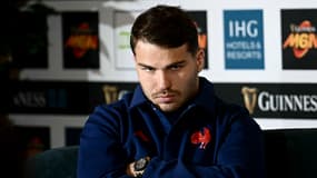 Antoine Dupont pensif pendant un point presse du XV de France avant le Tournoi des VI Nations, le 21 janvier 2025