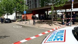 Des policiers devant l'école de  Souffelweyersheim, dans le Bas-Rhin, où deux fillettes ont été blessées au couteau, le 18 avril 2024.