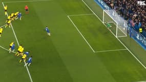 Au moment de la frappe de Kai Havertz, des joueurs de Chelsea et Dortmund sont dans la surface