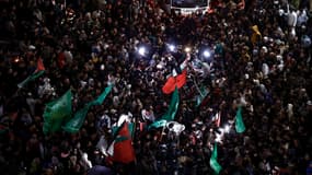 Des prisonniers palestiniens accueillis par la foule après avoir été libérés des prisons israéliennes en échange d'otages libérés par le Hamas, à Ramallah, en Cisjordanie occupée, le 26 novembre 2023.