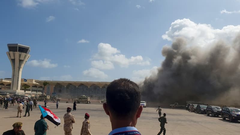 Une épaisse fumée s'est formée après les explosions à l'aéroport d'Aden au Yémen le 30 décembre 2020.