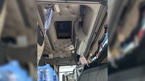 Une cache découverte dans le plafond d'une cabine de poids lourd, où étaient dissimulés près de 215 kg de cannabis le 5 juin 2025 à Menton (Alpes-Maritimes).