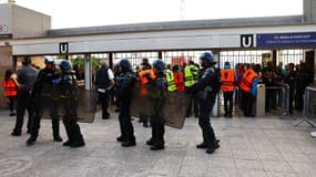 Des policiers devant les portes du Stade de France
