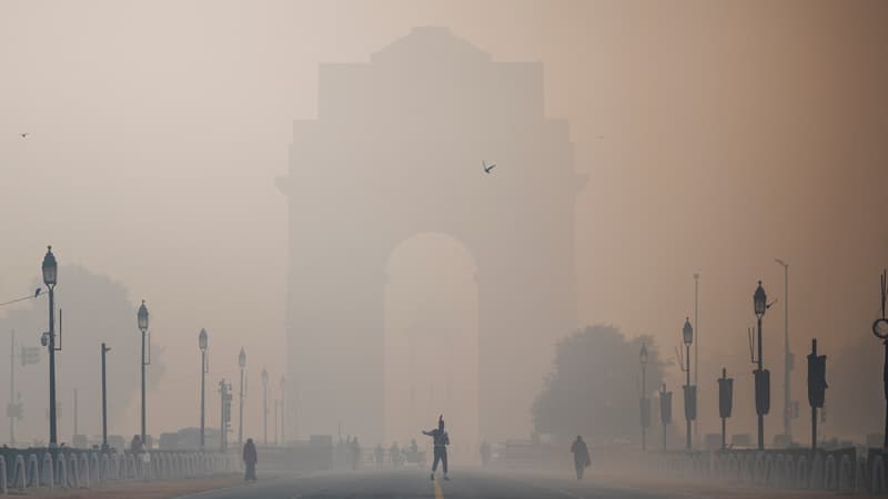 Un soldat près de la porte de l'Inde à New Delhi le 14 janvier 2021. New Delhi est la ville la plus polluée en 2020 (comme en 2019), avec plus de huit fois la dose maximale recommandée par l'OMS.