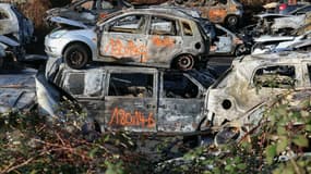 Des véhicules incendiés récupérés par des employés de la ville après avoir été, semble-t-il, incendiés pendant le réveillon du Nouvel An, dans une casse automobile de Strasbourg.