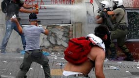 La police grecque a dû faire usage de grenades lacrymogènes mercredi soir à Athènes où de violents affrontements ont éclaté avec des manifestants ulcérés par l'adoption, dans l'après-midi, du premier des deux volets du plan d'austérité destiné à éviter la
