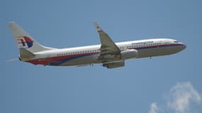 Un Boeing 737 de Malaysia Airlines survolant l'aéroport international Soekarno-Hatta, à Jakarta (Indonésie), le 18 mars 2013 (photo d'illustration).