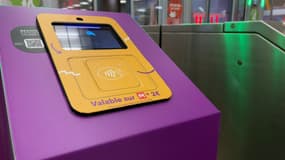 Une borne "Open Payment" à l'entrée du métro de Lille, permettant d'utiliser sa carte bancaire comme titre de transport.