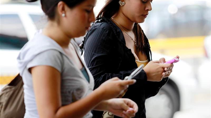 Iliad a dévoilé mardi son offre de téléphonie mobile qui sera proposée par Free Mobile à un prix de 19,99 euros par mois, portant ainsi un rude coup à la concurrence sur le marché. /Photo d'archives/REUTERS/Jorge Silva