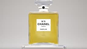 Chanel N°5, sans doute le parfum le plus célèbre du monde, révèle une partie de ses secrets dans une exposition qui s'ouvre dimanche à Paris au palais de Tokyo. L'exposition retrace l'histoire du parfum depuis sa création par Mademoiselle Chanel en 1921 à