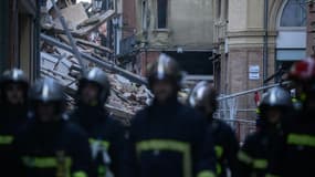 Des pompiers interveant près de l'immeuble effondré de la rue Saint-Rome à Toulouse, le 9 mars 2024 
