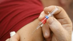 Une personne se fait vacciner contre la grippe en 2017 à Ajaccio (illustration)