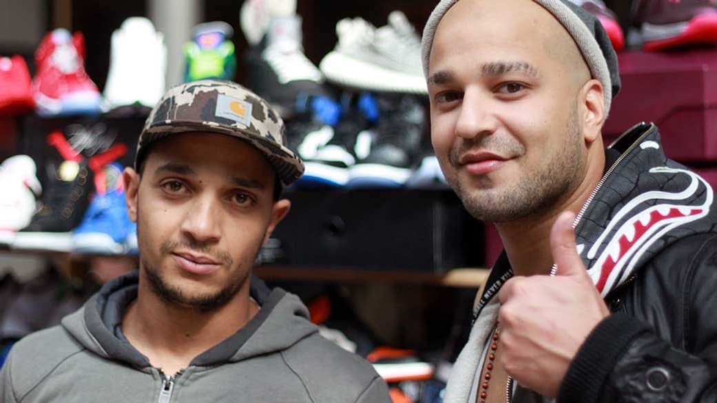 Mounir (à gauche) et Thierry (à droite) s'étaient perdus de vue après le collège. Mais ils se sont retrouvés grâce à leur passion commune pour les belles baskets. Mounir (à gauche) et Thierry (à droite) s'étaient perdus de vue après le collège. Mais ils se sont retrouvés grâce à leur passion commune pour les belles baskets.