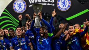 Reece James soulève la Ligue Conférence avec Chelsea, le 28 mai 2025 à Wroclaw en Pologne