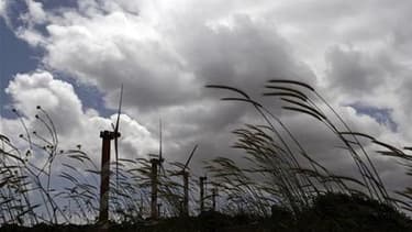 Les trois députés Verts voteront mardi contre le projet de loi Grenelle II, un texte qui contient selon eux "des dizaines de reculs" en matière de défense de l'environnement, qu'il s'agisse notamment des contraintes imposées au secteur éolien, de l'abando