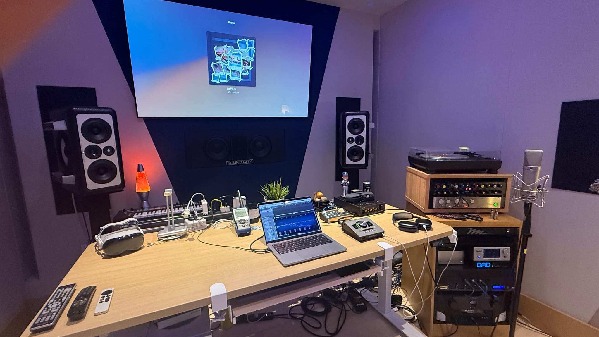 Applea recréé un environnement de studio d'enregistrement professionnel pour optimiser la qualité audio de son expérience musicale Applea recréé un environnement de studio d'enregistrement professionnel pour optimiser la qualité audio de son expérience musicale
