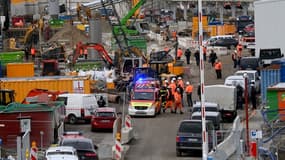 Des brigades de policiers et de sapeurs-pompiers aux abords du lieu où une bombe datant de la Seconde guerre mondiale a explosé à Munich, le 1er décembre 2021.