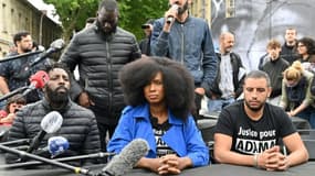 Assa Traore (G), la soeur d'Adama Traore, décédé en 2016 après son interpellation par la police, en conférence de presse avec le réalisateur des Misérables, Ladj Ly (D), le 9 juin 2020 à Paris près de la fresque réalisée par JR