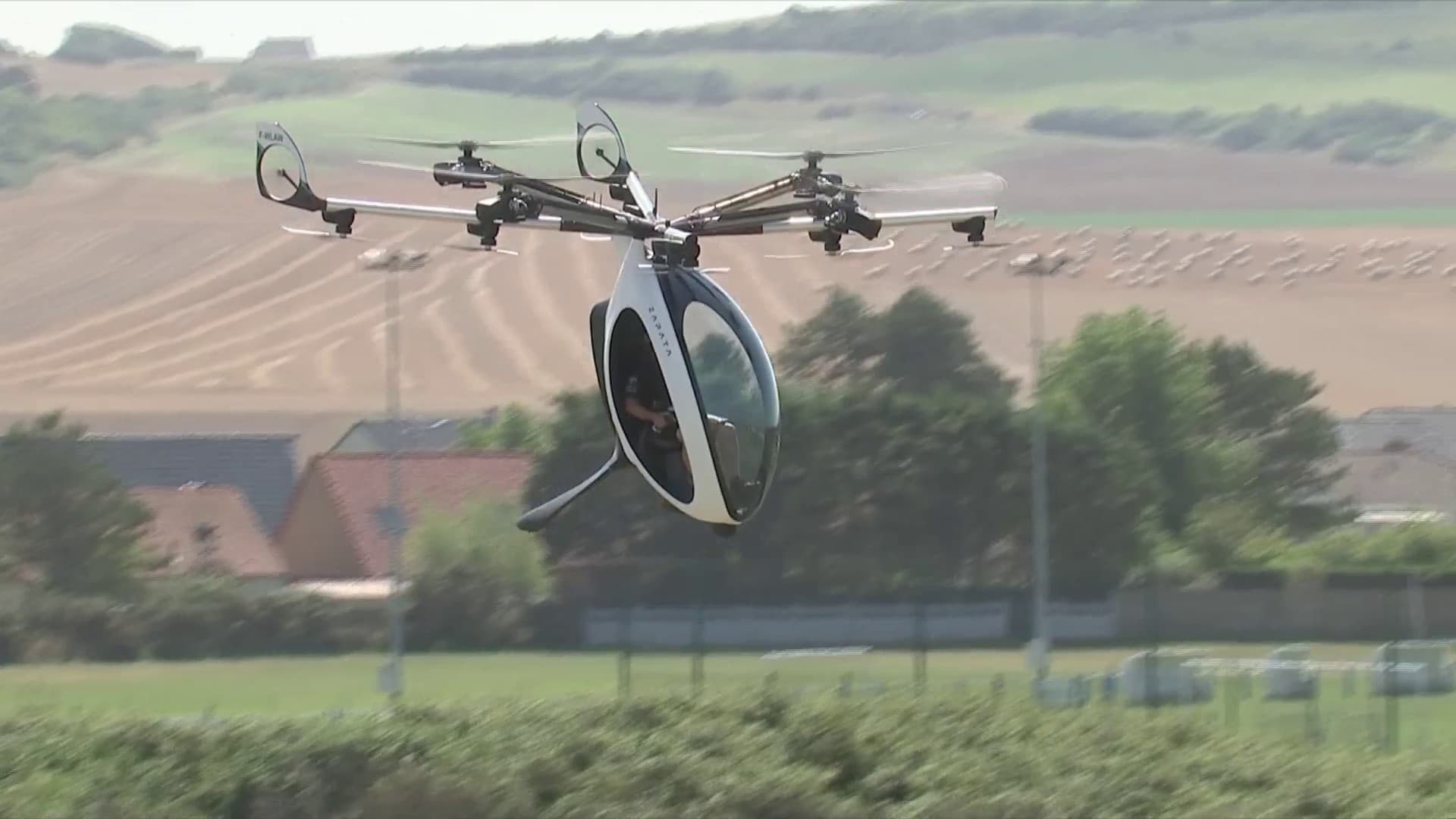 L'inventeur Franky Zapata à Sangatte (Pas-de-Calais) pour tenter la traversée de la Manche en Air Scooter, ce 25 juillet 2025