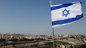 Un drapeau israélien flotte sur Jérusalem. 