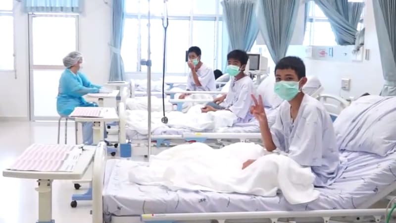 Trois des enfants sauvés photographiés à l'hôpital, le 11 juillet 2018. 